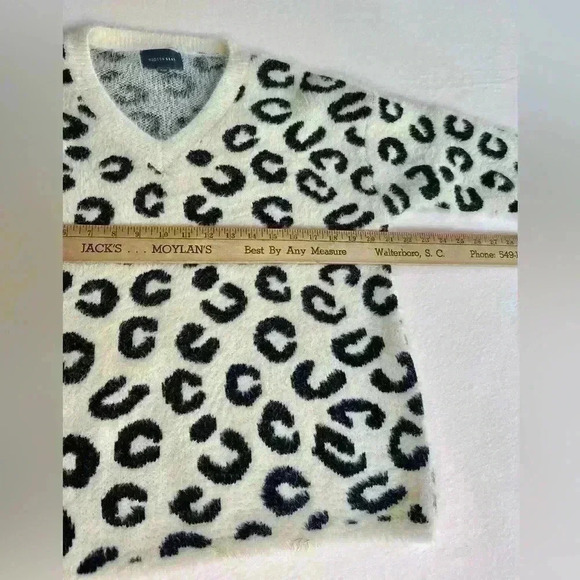 Hudson, Gray V-neck, long sleeve sweater and leopard and cream. Size S/M cozy - Picture 6 of 8